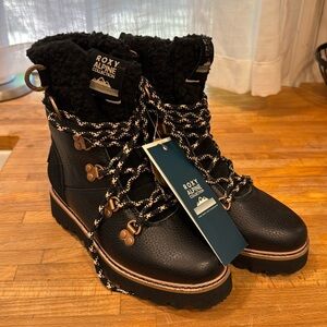 Brand new Roxy snow boots